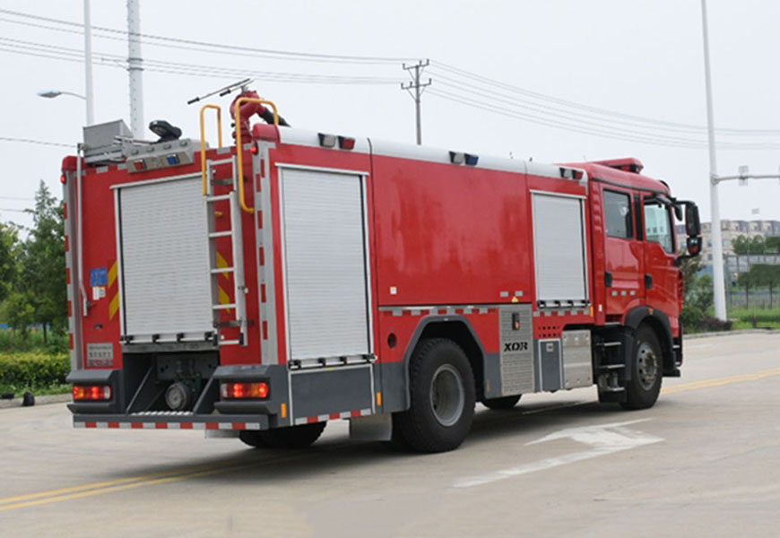 國(guó)六豪沃8噸泡沫消防車(chē)