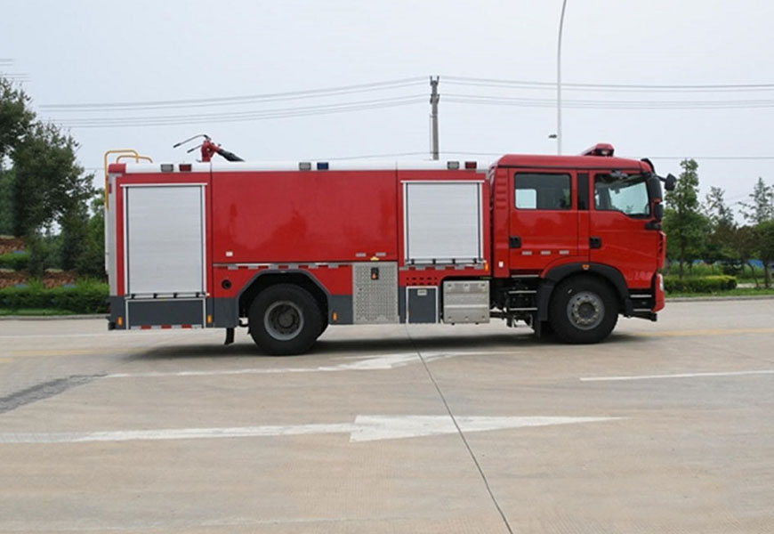 國(guó)六豪沃8噸泡沫消防車(chē)