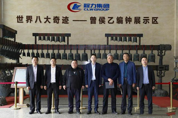 在程力汽車集團總部迎賓大廳，雙方代表觀摩世界八大奇跡編鐘后合影紀念